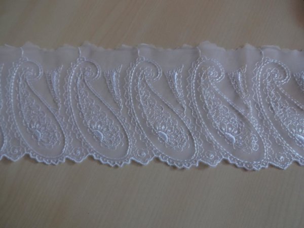 Nicht elastische bestickte Spitze aus St.Gallen in weiß 11cm breit