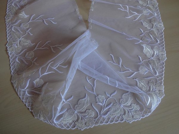 Nicht elastische Tüll Spitze,Spitzenborte aus St.Gallen in weiß mit creme 18cm breit