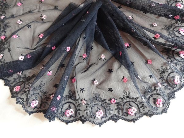 Elastische bestickte Tüll Spitze aus St.Gallen schwarz  mit rosa 21cm breit