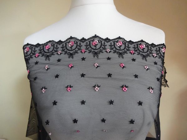 Elastische bestickte Tüll Spitze aus St.Gallen schwarz  mit rosa 21cm breit