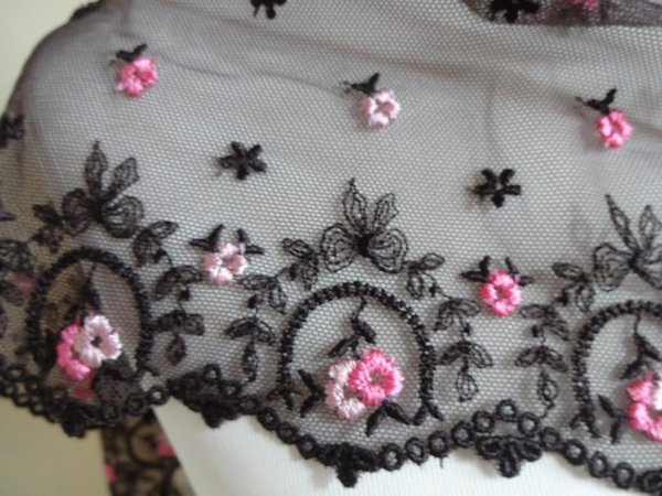 Elastische bestickte Tüll Spitze aus St.Gallen braun  mit rosa 21cm breit