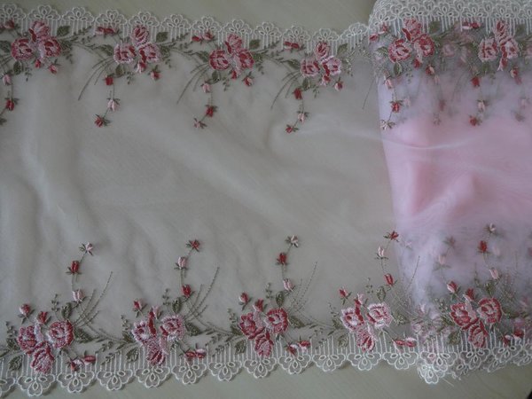 Nicht elastische bestickte Tüll Spitze aus St.Gallen in rosa mit  Rosen Muster( Rechts) 31cm breit