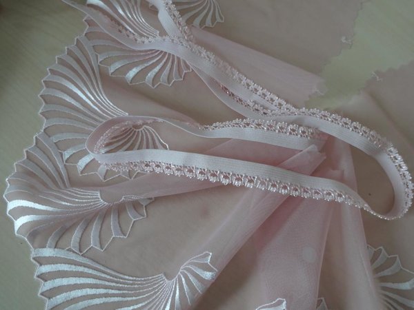 Nicht elastische bestickte Tüll Spitze aus St.Gallen in rosa  19cm breit