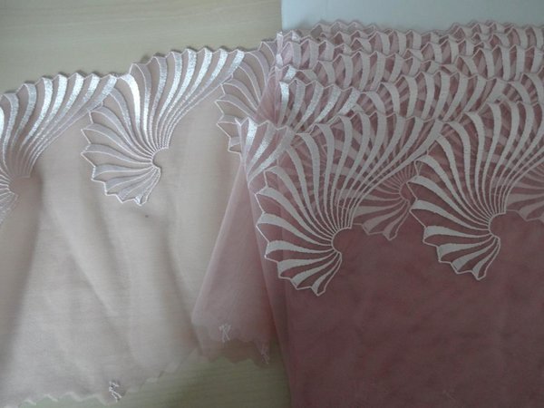 Nicht elastische bestickte Tüll Spitze aus St.Gallen in rosa  19cm breit