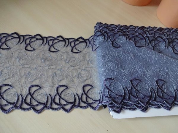 Nicht elastische bestickte Tüll Spitze aus St.Gallen in 2Töne blau 19cm breit