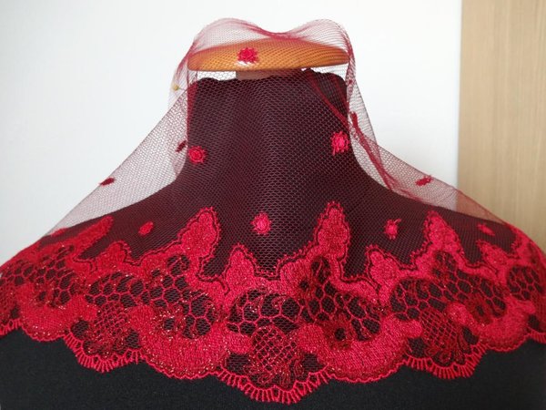 Nicht elastische bestickte Tüll Spitze aus St.Gallen in rot mit Glitzer 21cm breit