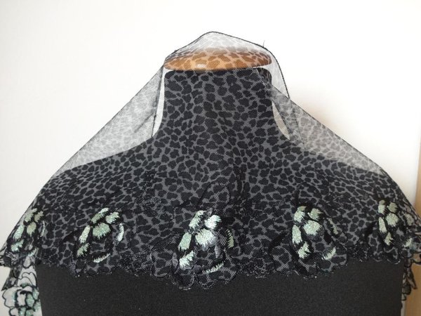 Nicht elastische bestickte Tüll Spitze aus St.Gallen in schwarz türkis Lurex  19cm breit