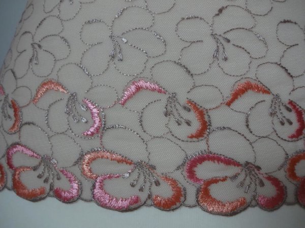 Nicht elastische bestickte Tüll Spitze aus St.Gallen in taupe mit orange und pink 21cm breit