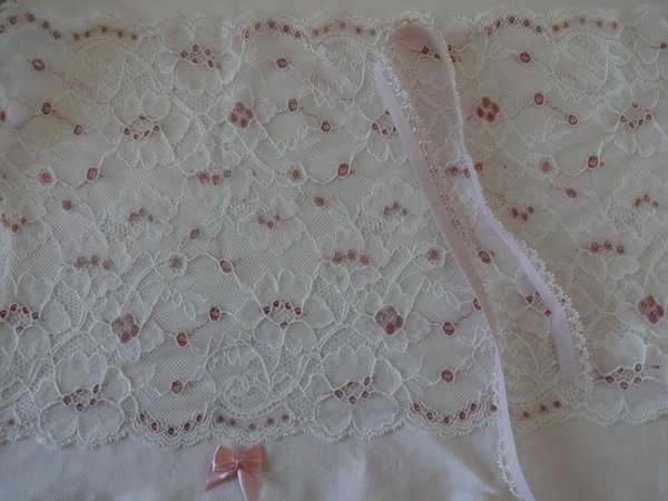 Materialpaket de Luxe aus Stoff ,Spitze ,Gummiband für Slip  in weiß rosa