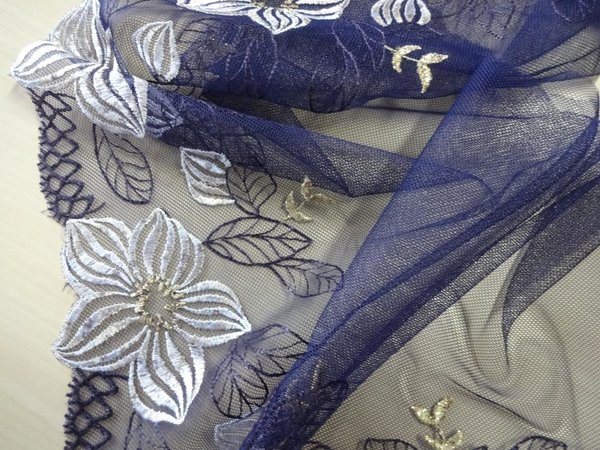 Nicht elastische bestickte Tüll Spitze  lila violett mit beige und gold 23cm breit