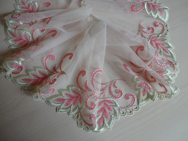 Nicht elastische bestickte Tüll Spitze aus St.Gallen in beige mit pink und limette 16cm breit