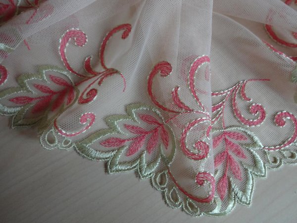Nicht elastische bestickte Tüll Spitze aus St.Gallen in beige mit pink und limette 16cm breit