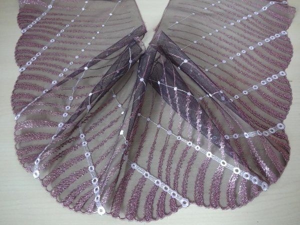 Nicht elastische bestickte Tüll Spitze aus St.Gallen in Pflaumen lila mit Lurex 20cm breit