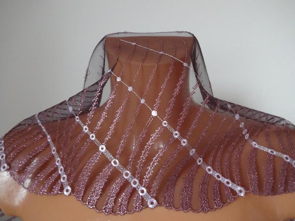 Nicht elastische bestickte Tüll Spitze aus St.Gallen in Pflaumen lila mit Lurex 20cm breit
