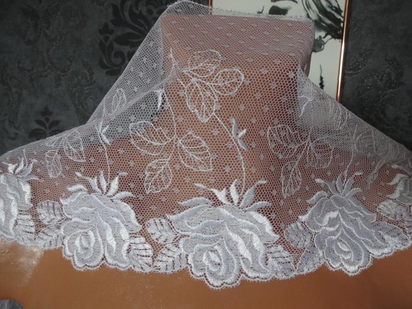 Nicht elastische bestickte Tüll Spitze aus St.Gallen in weiß mit Rosen 18cm breit