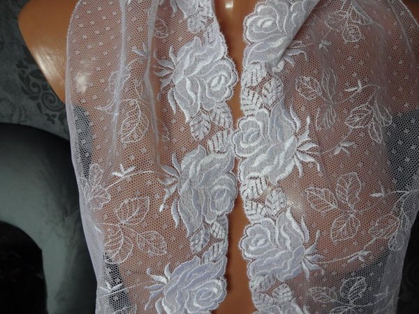 Nicht elastische bestickte Tüll Spitze aus St.Gallen in weiß mit Rosen 18cm breit