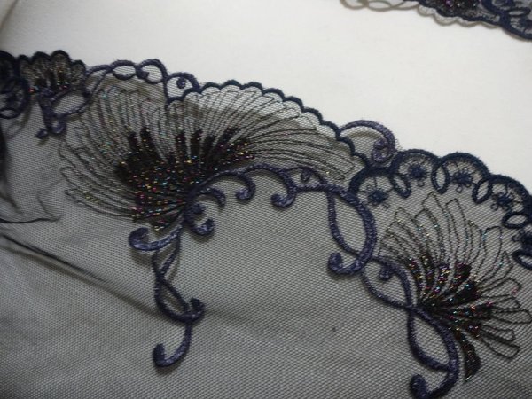 Nicht elastische bestickte schweizer Tüll Spitze  in schwarz mit lila Multicolor Lurex 20cm breit