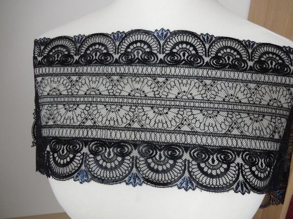 Nicht elastische bestickte schweizer Tüll Spitze  in  schwarz mit etwas blau Lurex 19cm breit
