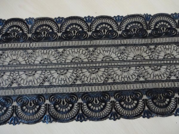 Nicht elastische bestickte schweizer Tüll Spitze  in  schwarz mit etwas blau Lurex 19cm breit