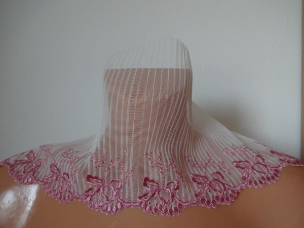 Elastische bestickte plissierte schweizer Tüll Spitze  in creme mit rosa pink 17cm breit