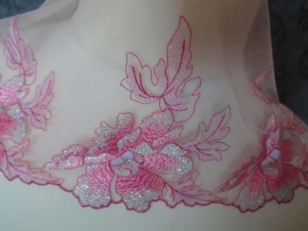 Nicht elastische bestickte schweizer Tüll Spitze  in rosa mit pink und Silber 18cm breit
