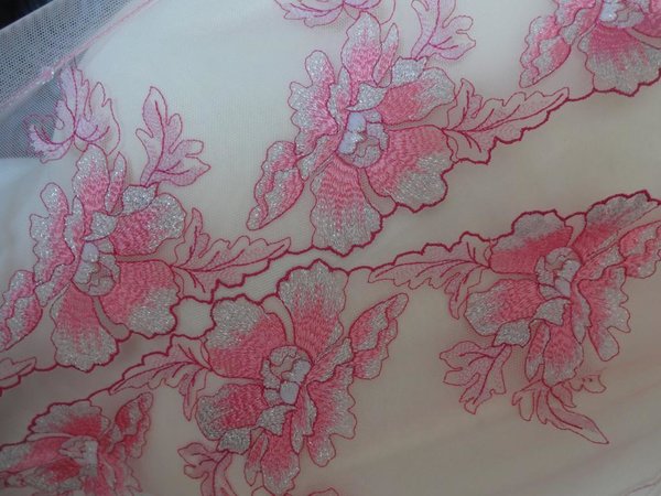 Nicht elastische bestickte schweizer Tüll Spitze  in rosa mit pink und Silber 18cm breit