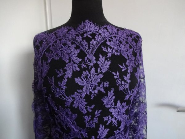 Original französischer Spitzenstoff,Spitze  lila violet schwarz beidseitige Bogenkante 1,10m breit