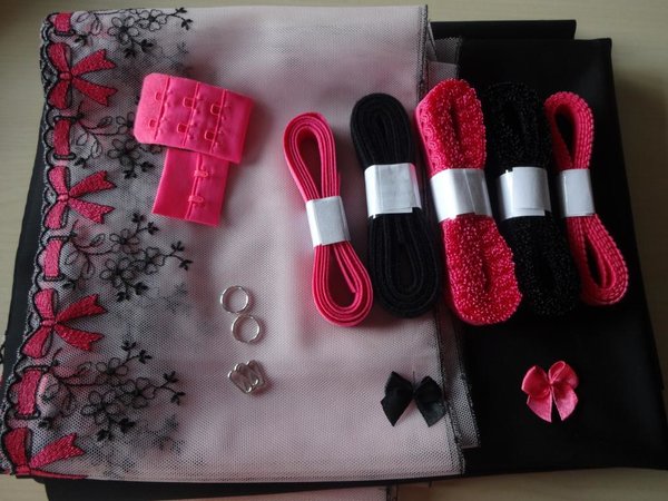 Materialpaket  aus Stoff ,Spitze ,Gummiband für Bh und  Slips "Pink Lady"