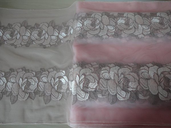 Nicht elastische bestickte schweizer Tüll Spitze in rosa mit lachs rosa und taupe 32cm breit
