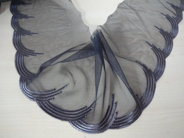 Nicht elastische bestickte Tüll Spitze aus St.Gallen in schoko braun 15cm breit