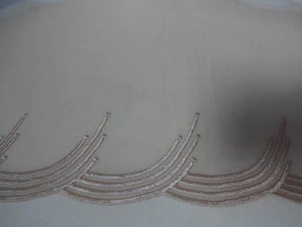 Nicht elastische bestickte Tüll Spitze aus St.Gallen in beige 15cm breit