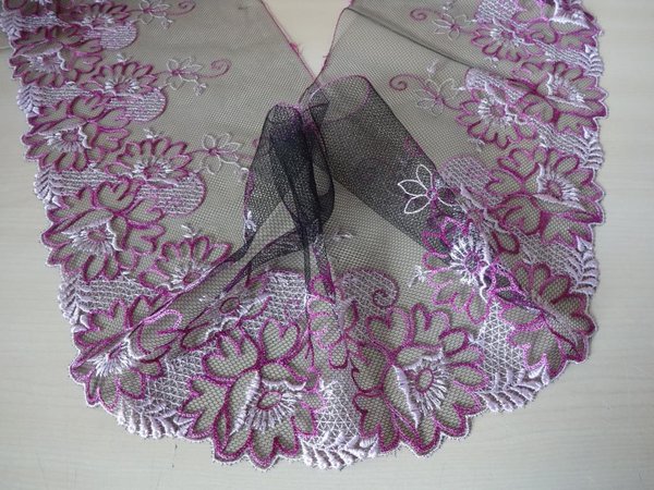 Nicht elastische bestickte Tüll Spitze aus St.Gallen in schwarz mit purpur lila 18cm breit