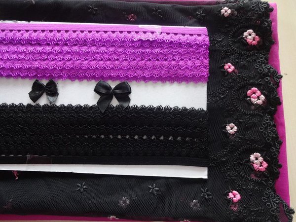 Materialpaket de Luxe aus Stoff ,Spitze ,Gummiband für 2 Slips in purpur lila und schwarz